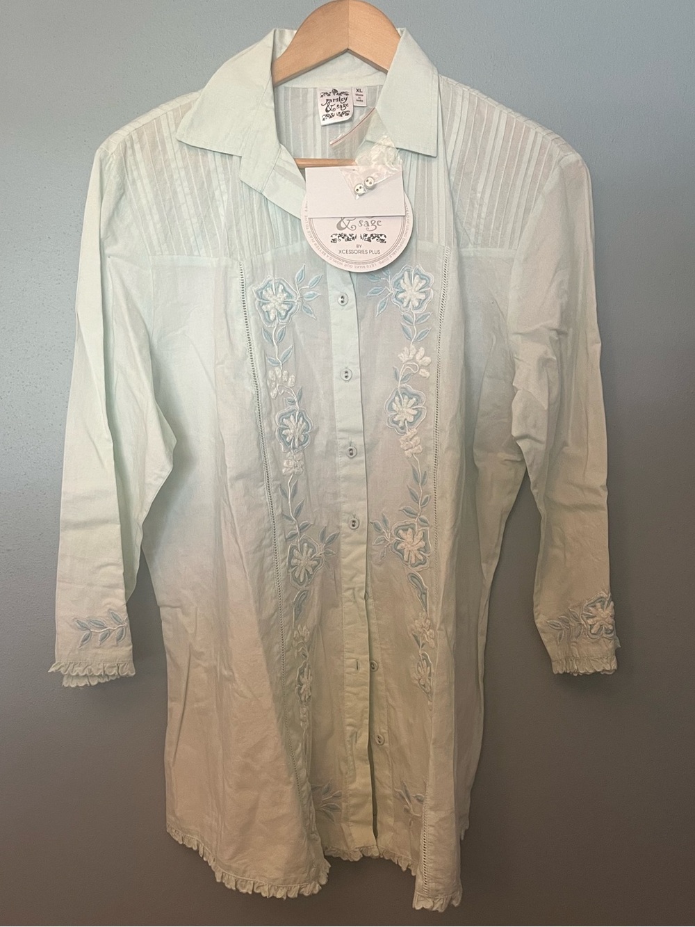 NWT Parsley & Sage Embroidered Button-Down Shirt